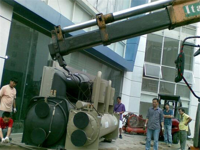 乌达区随车吊和汽车吊的核心区别是什么？哪种更省钱？