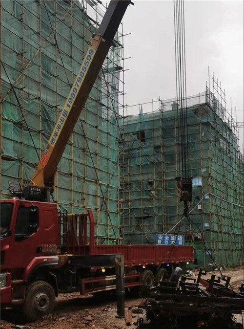乌达区“慢工细活”—— 吊车的 “微动控制” 技术